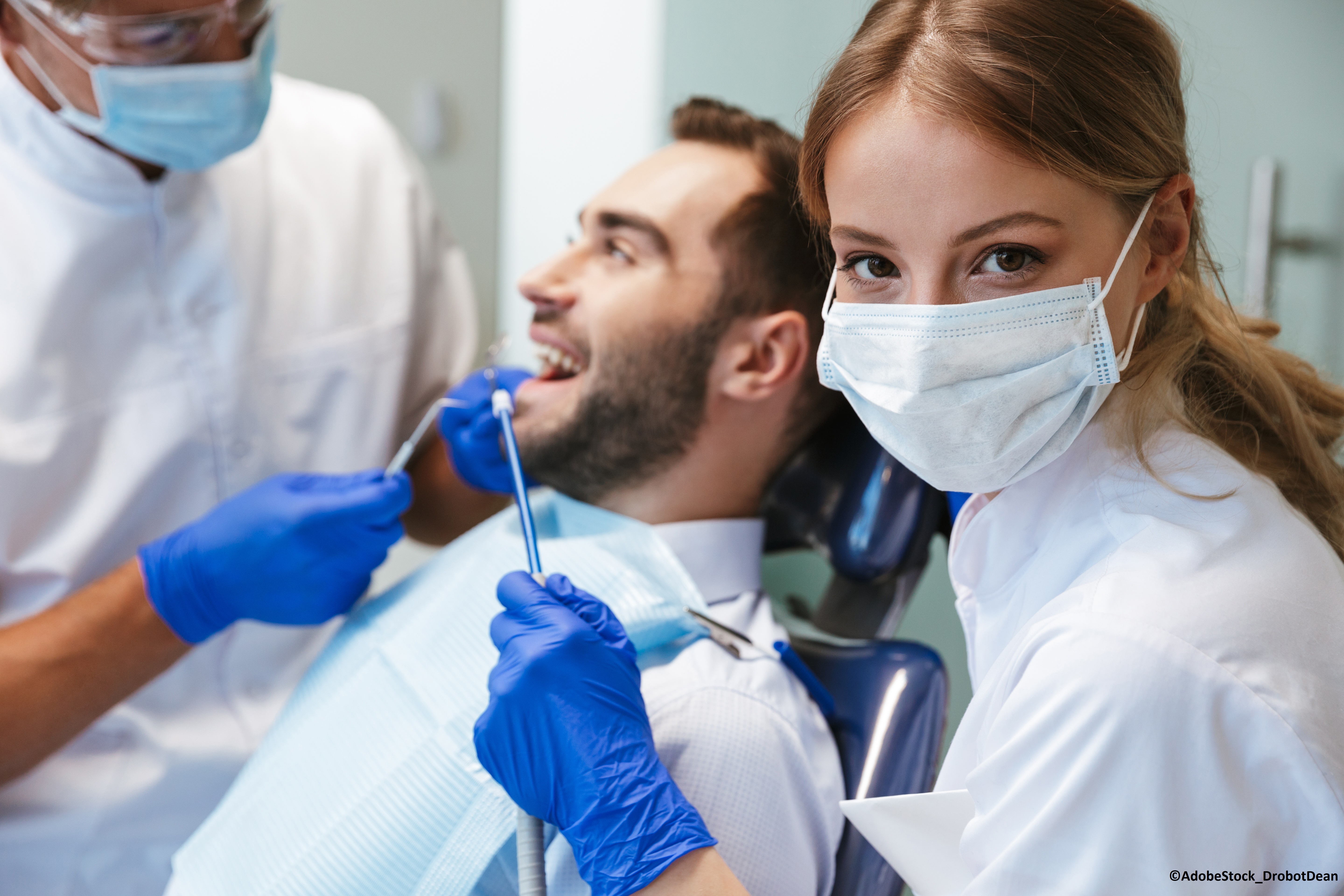 Zahnarztbehandlung mit Patient und ZFA