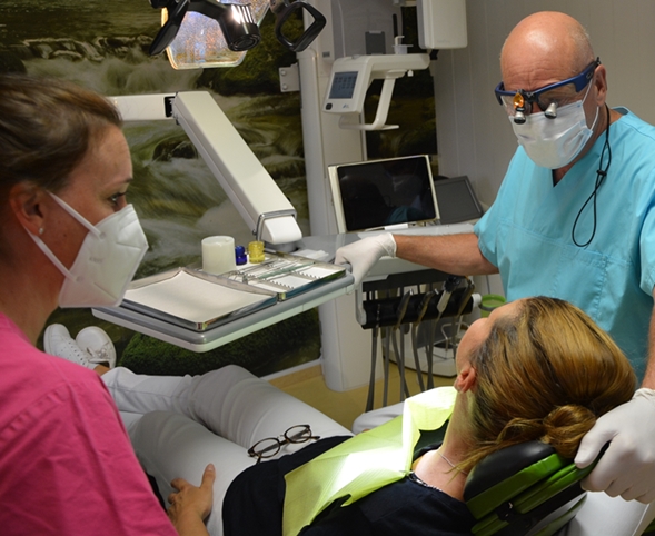 Bild_ZFA mit Zahnarzt und Patientin_Foto_Heike Knauff-Oliver_Praxis Vogel