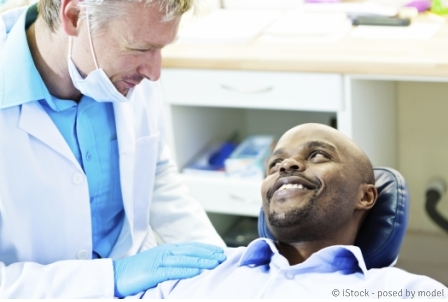Bild Zahnarzt mit dunkelhäutigem Patient - iStock