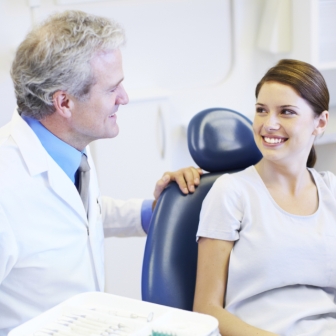 Teaser Arzt mit Patientin_quadratisch