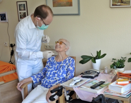 Vorschaubild_Pressegespräch BARMER_KZVH_Behandlung_quer_22.8.2018_Foto_Pompetzki_KZV Hessen