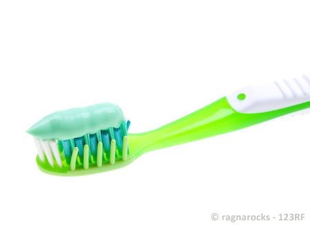 Bild Zahnbürste mit Creme_123RF