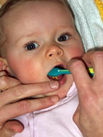 Vorschaubild Baby und Zahnbürste_Foto_Andrea Thumeyer