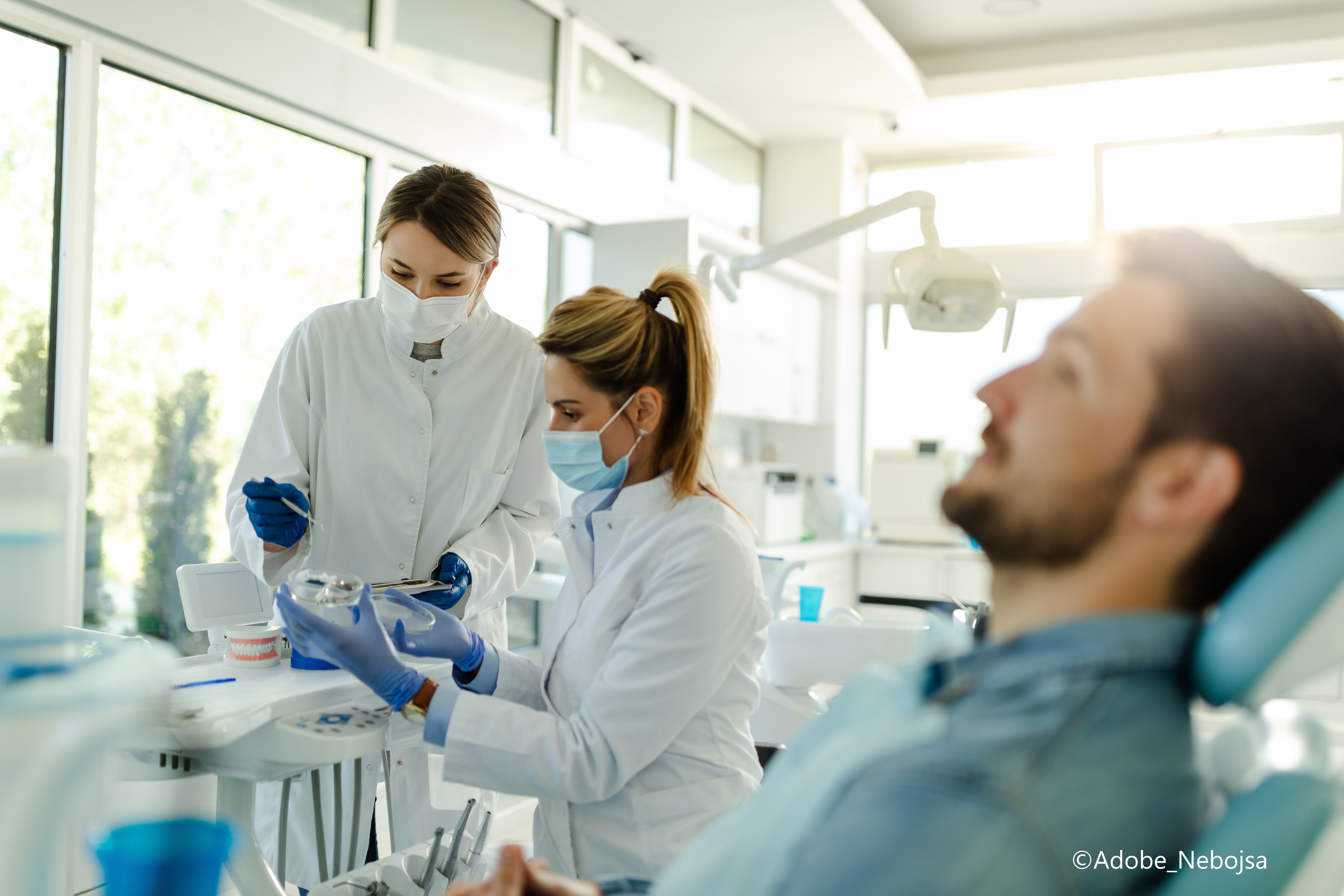 Zahnärztin, Assistentin und Patient_Nebojsa