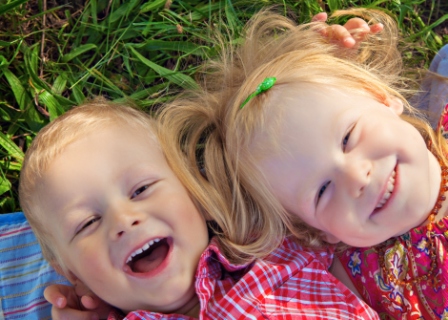 Vorschaubild Kinder im Gras_Foto_Hüfner_KZVH