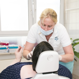 Teaser Zahnbehandlung im Pflegeheim_quadr._Foto_Ralf Krenzin